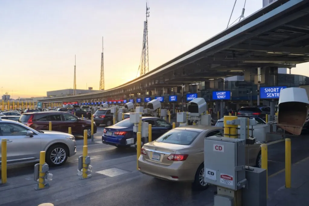 Trabajadores fronterizos usan vehículos registrados para cruzar por El Chaparral en Tijuana, como parte del nuevo programa de cruce ágil