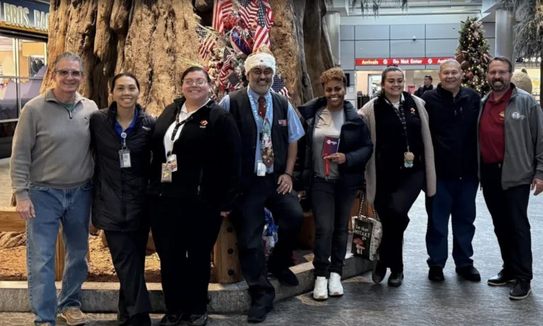 Trabajadores de Unifi en el aeropuerto de Fresno tras votar por su sindicalización y representación laboral