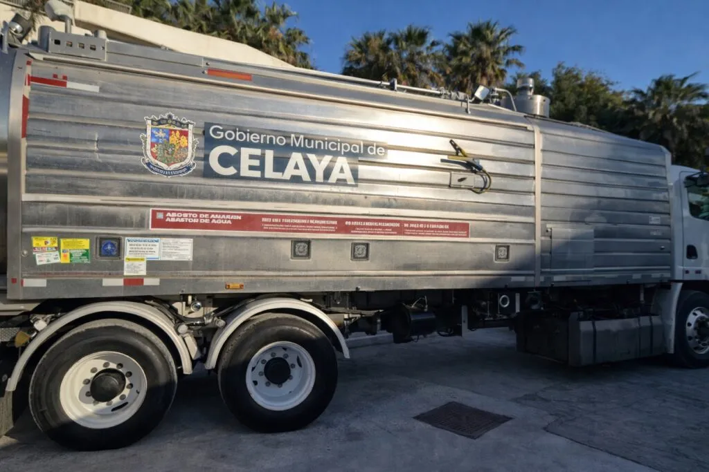 Vehículo oficial de Celaya estacionado, imagen fotorealista asociada al control del uso de vehículos oficiales