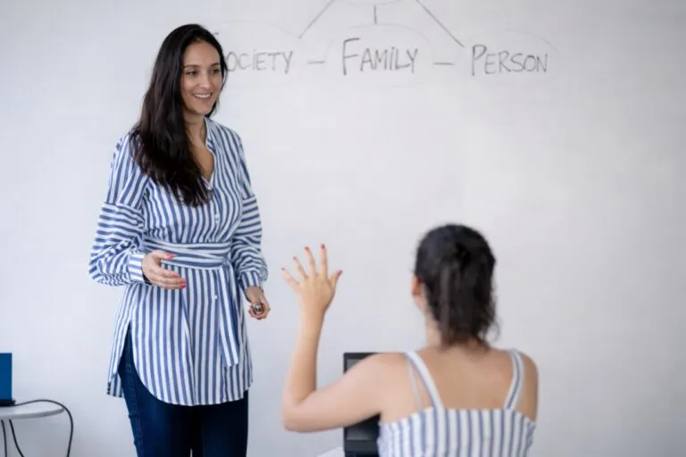 Trabajadores de restaurantes reciben capacitación en inglés mediante el curso Habla Mundial, impulsado por Canirac para el Mundial 2026