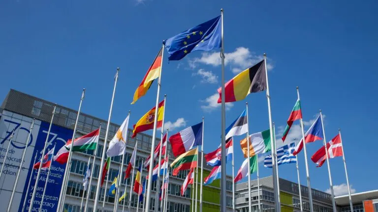 Empleo en Europa con trabajadores preocupados por menos vacantes y efectos de la inteligencia artificial