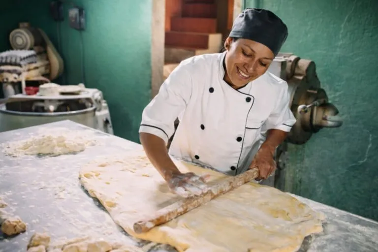 Trabajadora mexicana emprendedora en panadería artesanal, representando el emprendimiento laboral como alternativa al empleo formal