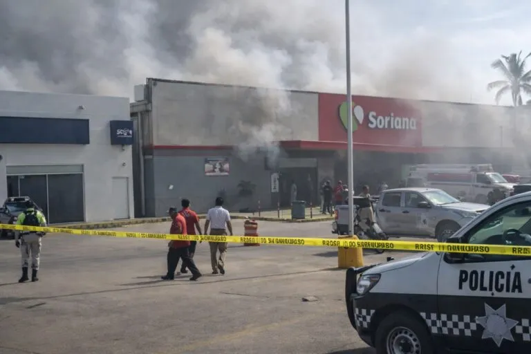 Fotografía del incendio en Soriana Las Choapas con humo saliendo del supermercado y trabajadores evacuando