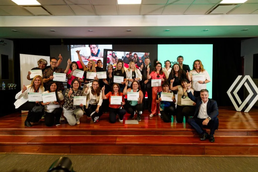 Programa de empleabilidad comunitaria de Fundación Renault en Argentina enfocado en capacitación laboral, oficios y mejora de oportunidades de empleo.