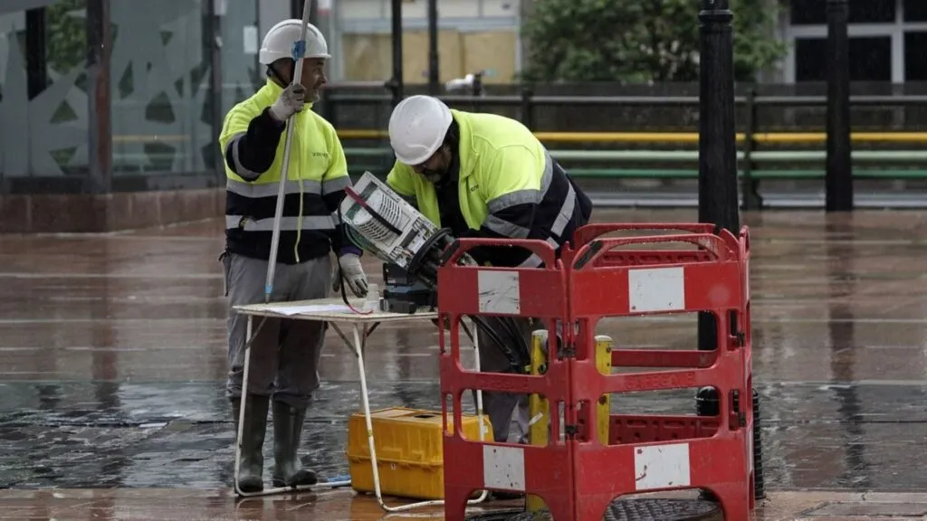 Salario mínimo en España subiría a 1.221 euros mensuales en 2026 según propuesta del Gobierno y diálogo social