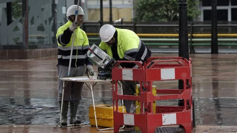Salario mínimo en España subiría a 1.221 euros mensuales en 2026 según propuesta del Gobierno y diálogo social
