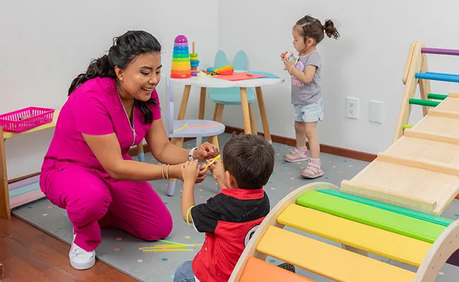 Trabajadores inmigrantes sostienen el sistema de cuidado infantil en Estados Unidos frente a una creciente escasez laboral