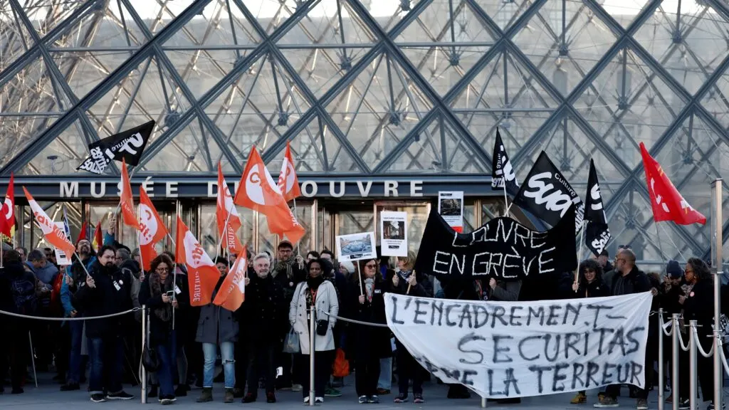 Louvre cerrado en París por huelga del personal en medio de reclamos laborales y problemas de mantenimiento
