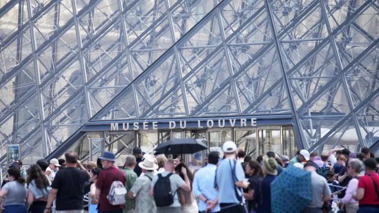 Trabajadores del Louvre reanudan huelga por condiciones laborales y falta de personal en el museo más visitado del mundo