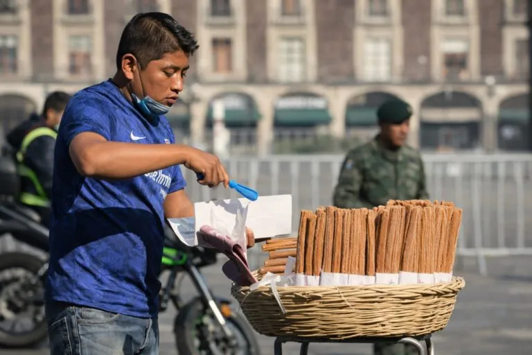 Trabajador sin protección social desempeña empleo informal en México, reflejo de la informalidad laboral creciente
