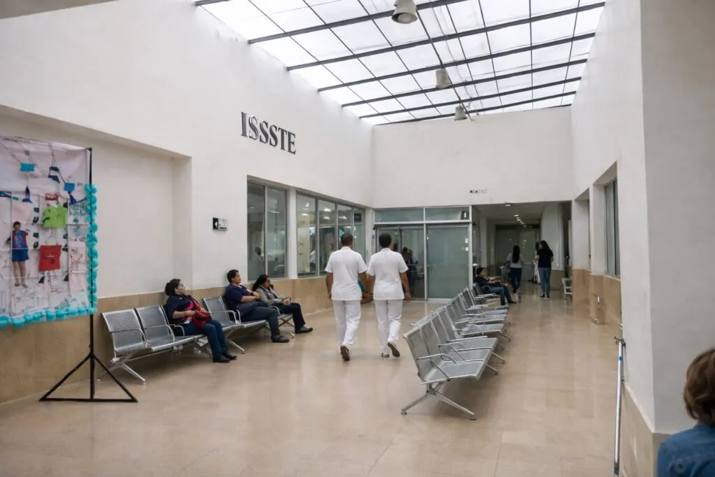 Protesta de trabajadores del ISSSTE por deficiencias médicas y laborales en Baja California Sur