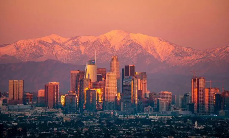 Grupo de trabajadores de salud en hospital de Los Ángeles, tras anuncio de salario mínimo de 25 dólares por hora Instrucciones