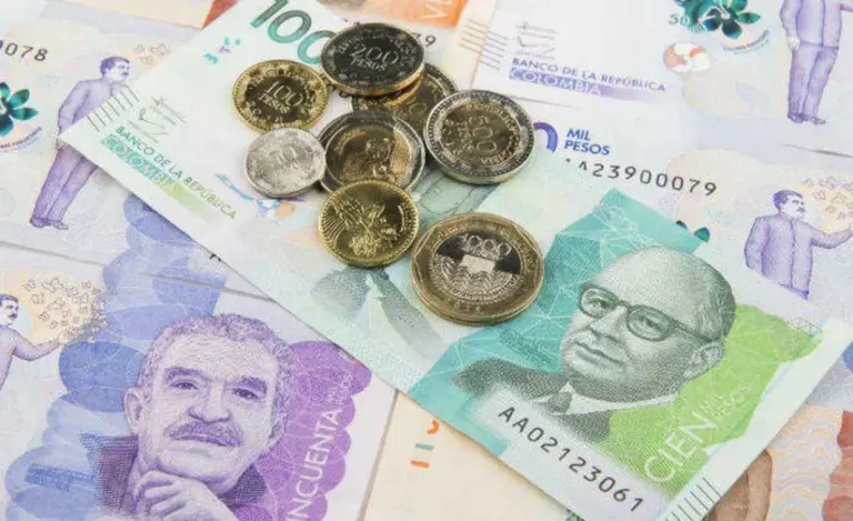 Sindicatos colombianos exigen aumento del salario mínimo para mejorar el poder adquisitivo y condiciones laborales de los trabajadores.