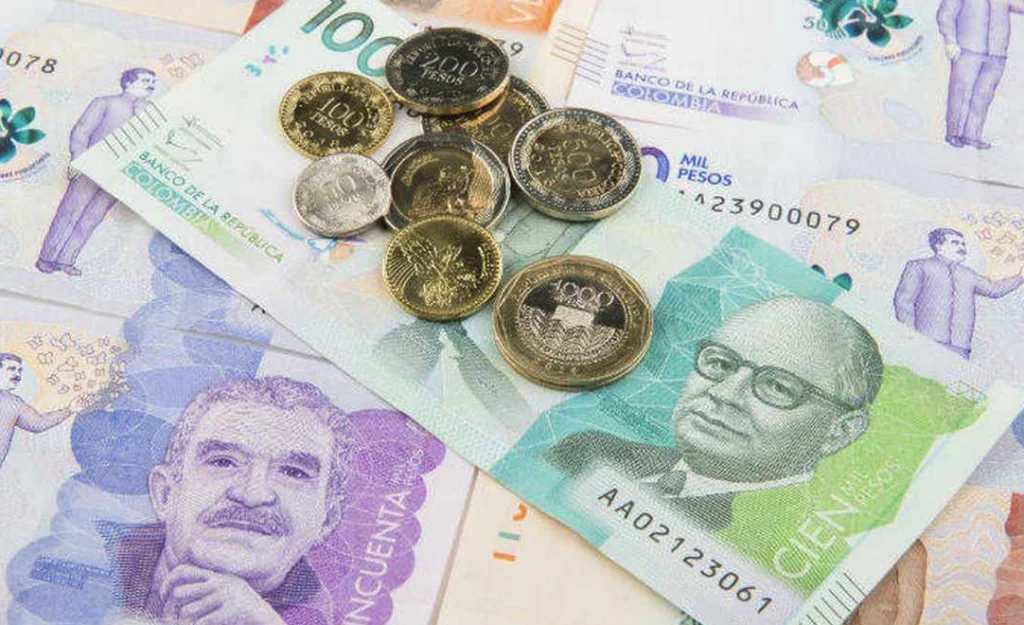 Sindicatos colombianos exigen aumento del salario mínimo para mejorar el poder adquisitivo y condiciones laborales de los trabajadores.