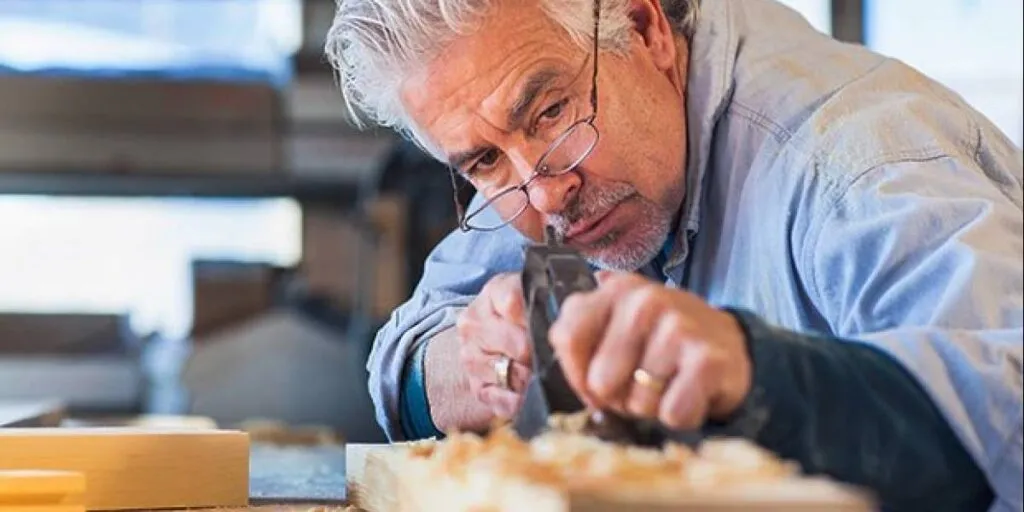 Trabajadores mayores participan activamente en la fuerza laboral de Estados Unidos en distintos sectores productivos