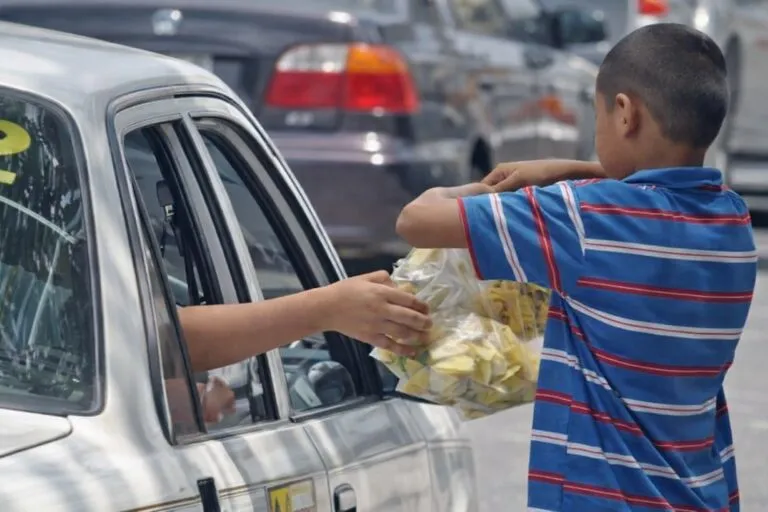 Trabajo infantil en Soledad persiste en cruceros, pese a operativos del DIF para proteger a menores