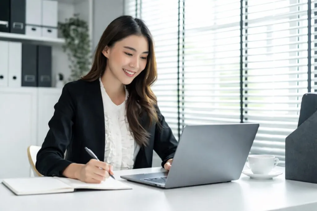 Representación de trabajadores japoneses participando en actividades de capacitación y trabajo flexible como parte de la transformación laboral