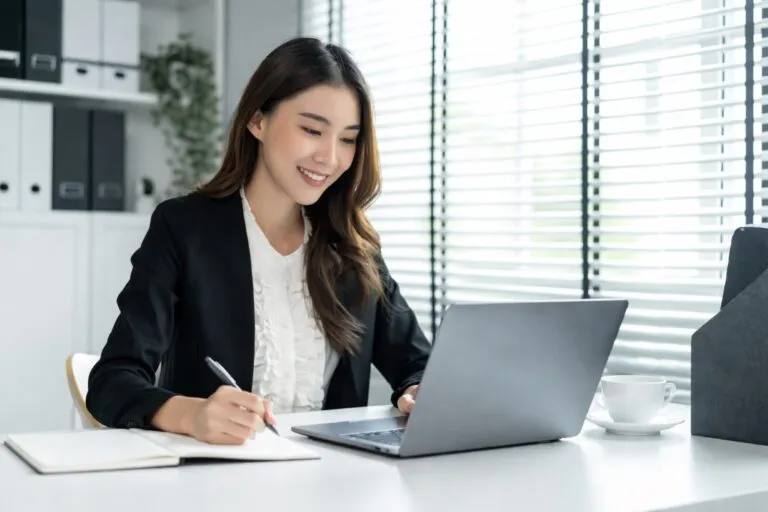 Representación de trabajadores japoneses participando en actividades de capacitación y trabajo flexible como parte de la transformación laboral