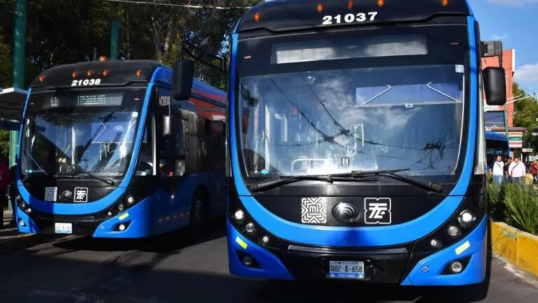 Tranviarios del STE en Ciudad de México durante protesta por huelga y negociación laboral bloqueada en el transporte eléctrico capitalino