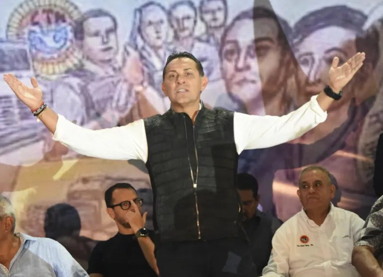 Alfonso Godínez Pichardo conversando con representantes sindicales de base.