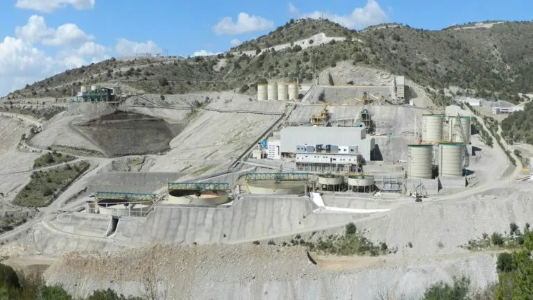 Trabajadores mineros durante protesta por archivo de huelga en mina de Zacatecas y defensa de negociación colectiva