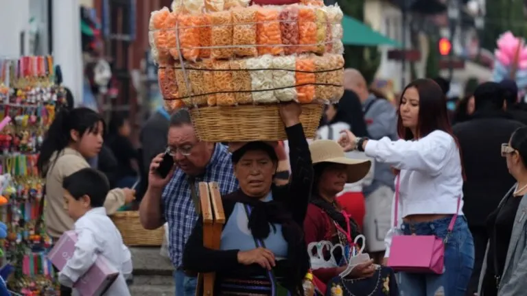 Mujer trabajadora en actividad informal en Ciudad de México que refleja el aumento del empleo informal femenino
