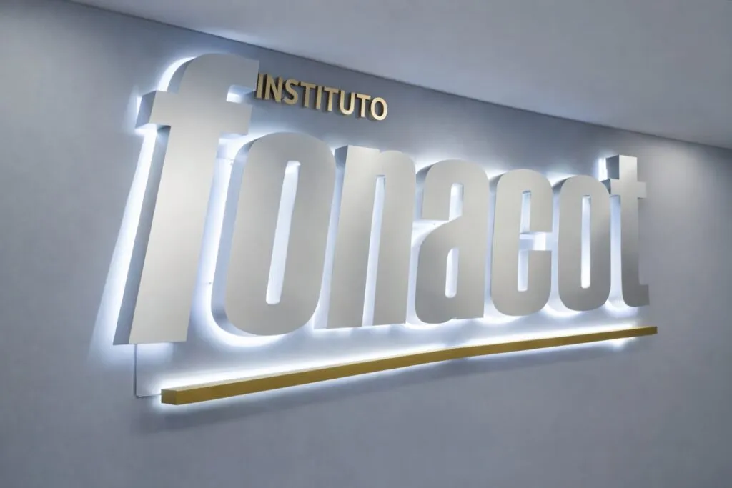 Fachada moderna del Instituto FONACOT con logotipo iluminado, símbolo del acceso a créditos para trabajadores formales en México