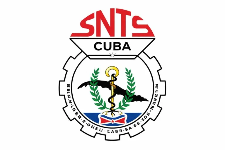 Representación profesional de trabajadores sanitarios en Cuba tras reconocimiento sindical, destacando protección laboral del sector sanitario.