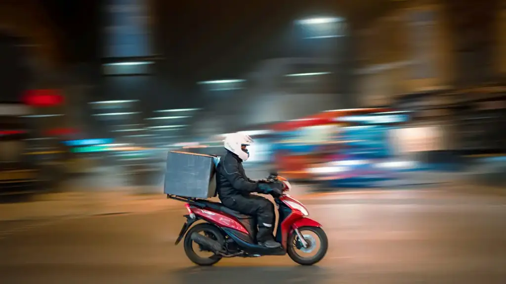 Repartidores de aplicaciones en Nueva York en contexto de demanda laboral delivery por salario mínimo e ingresos retenidos