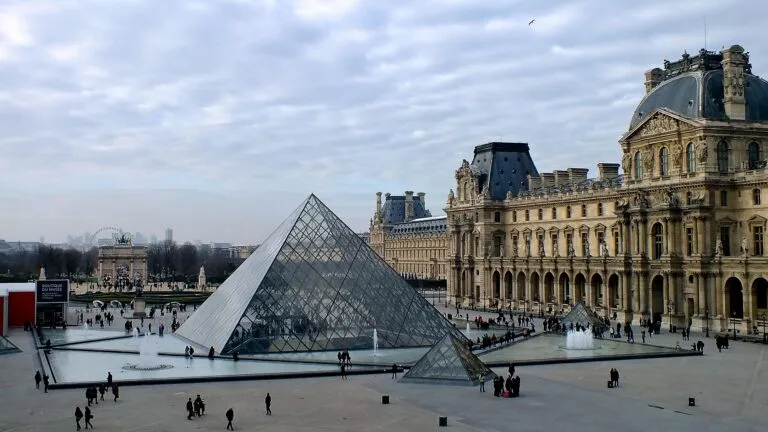 Fachada del Museo del Louvre en París tras la renuncia en la dirección del Louvre