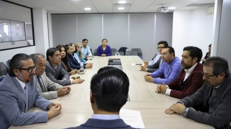 Integrantes de los sindicatos de la UAQ durante reunión para analizar propuesta salarial de 3.7 por ciento