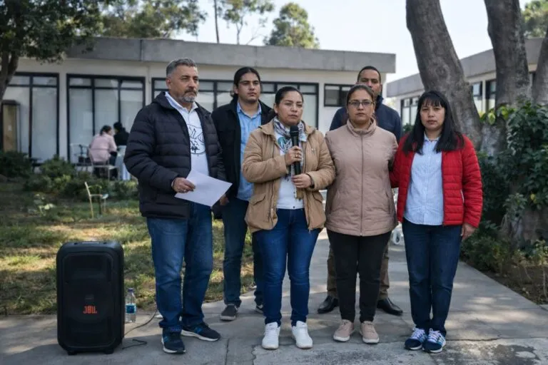 Protesta de trabajadores del DIF Oaxaca frente a oficinas estatales por conflicto laboral