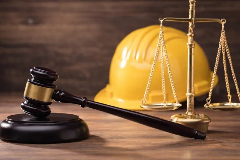 Empleador y trabajador revisando pago mensual conforme a la Ley Federal del Trabajo en febrero