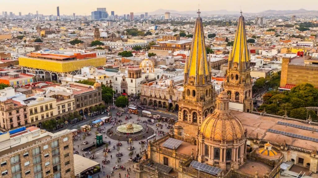 Panorama urbano de Guadalajara que refleja el aumento del costo de vida y precios de vivienda en Zapopan y Tonalá