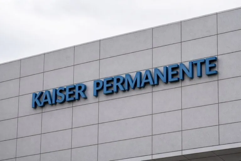Piquete de trabajadores huelguistas de Kaiser Permanente reclamando mejores salarios y condiciones frente a un hospital