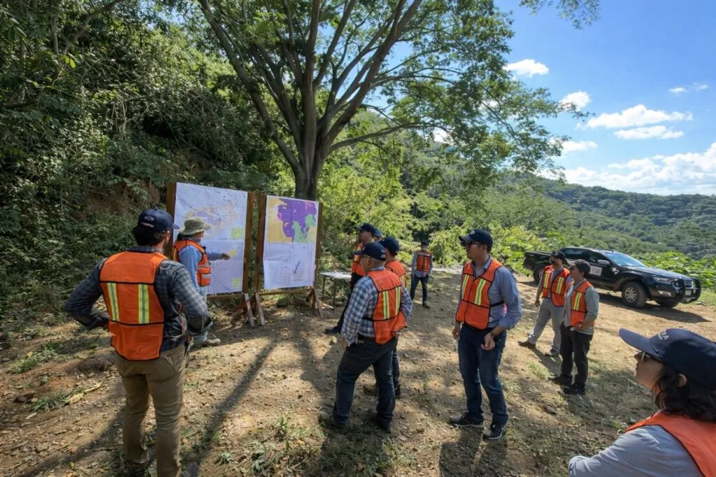 Equipo de Vizsla Silver analiza mapas en sitio minero en Sinaloa, en medio de un entorno natural y bajo condiciones de seguridad