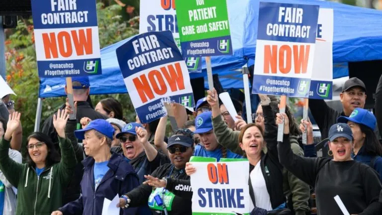Personal de salud de Kaiser Permanente regresando a sus labores tras concluir huelga en California