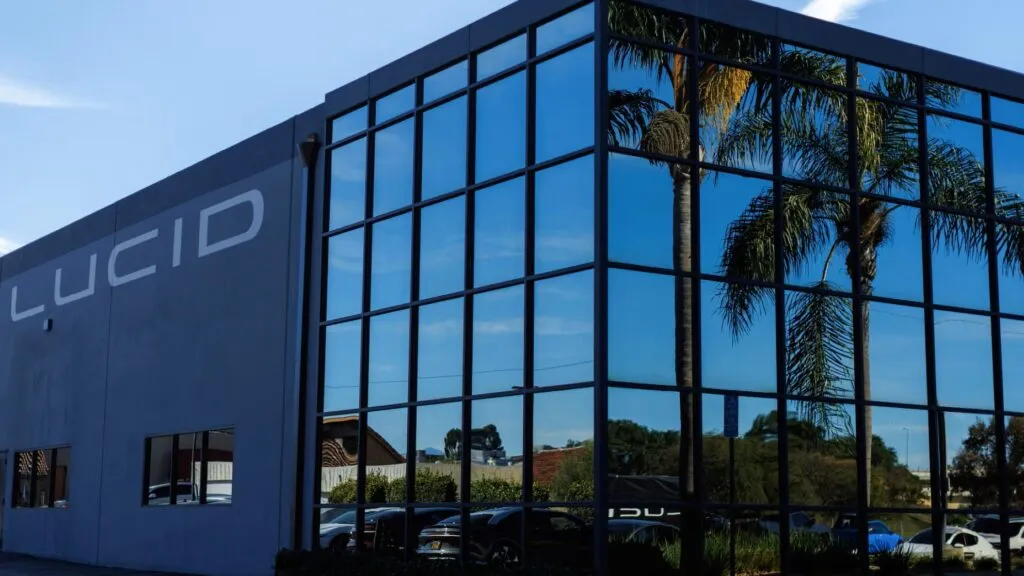 Instalación de producción de Lucid Motors con vehículos eléctricos Gravity en línea de ensamblaje