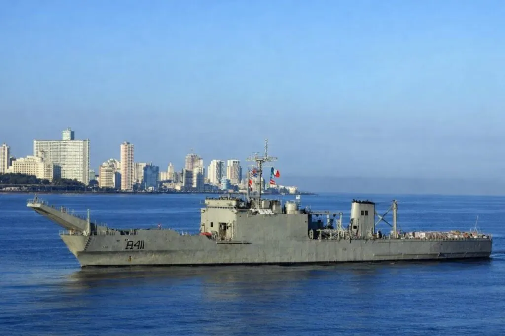 Buque de la Armada de México transportando ayuda humanitaria a Cuba en medio de la crisis y el bloqueo económico