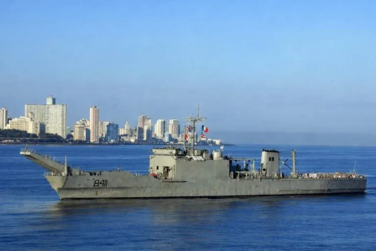 Buque de la Armada de México transportando ayuda humanitaria a Cuba en medio de la crisis y el bloqueo económico