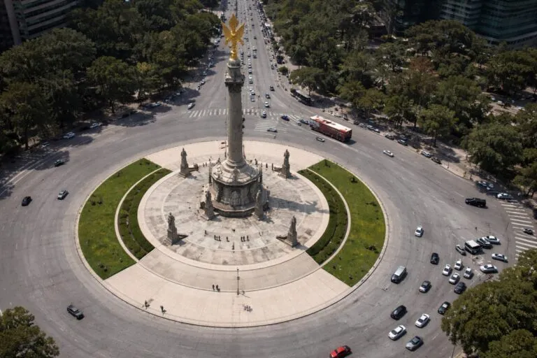 Manifestantes en una marcha en Ciudad de México en una movilización sobre derechos laborales y demandas sobre cannabis