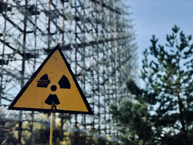 Representación editorial de mutaciones genéticas vinculadas a trabajadores de Chernobyl y su impacto en salud laboral