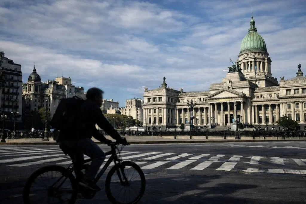 Trabajadores y dirigentes sindicales marchan en Buenos Aires contra reforma laboral con énfasis en derechos laborales y negociación colectiva