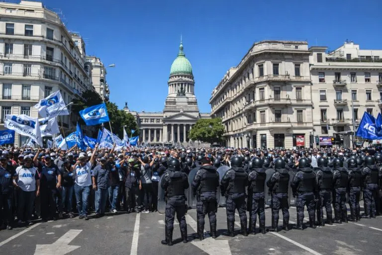 Trabajadores en movilización sindical en Argentina contra la contrarreforma laboral y la pérdida de derechos laborales.