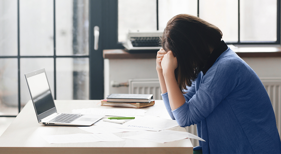 Empleados saliendo de oficina tras cierre corporativo en contexto de impacto de quiebra empresarial en carreras laborales en Estados Unidos