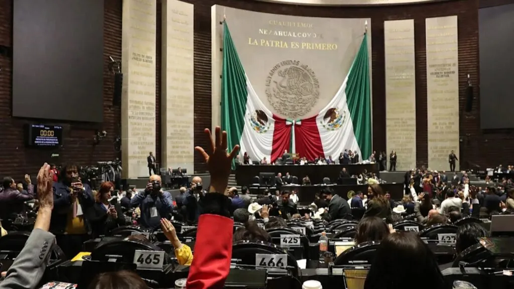 Legisladores votando la reforma de jornada laboral para reducir a 40 horas semanales