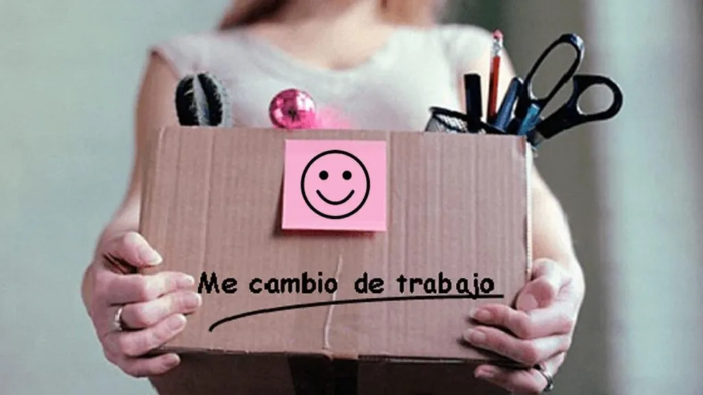 Persona reflexionando sobre cambiar de empleo en 2026 en su espacio de trabajo durante enero