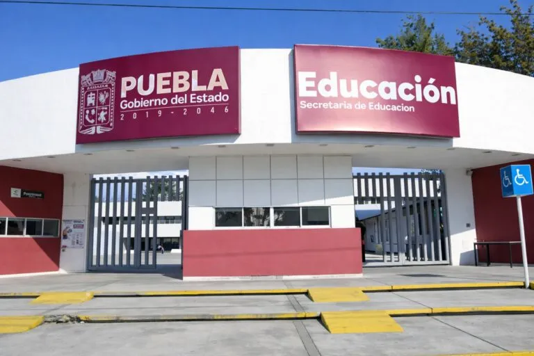 Edificio de la SEP en Puebla representando la protección con póliza de vida para trabajadores