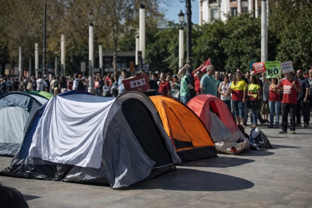 Trabajadores sindicalizados acampan en Puerta de Jerez reclamando empleo público y rechazo a la externalización limpieza colegios Sevilla