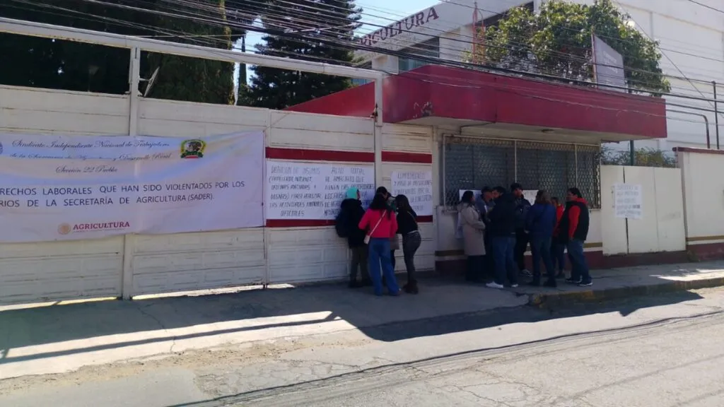 Integrantes del Sindicato de Agricultura bloqueando oficinas de Sader en Puebla por falta de insumos
